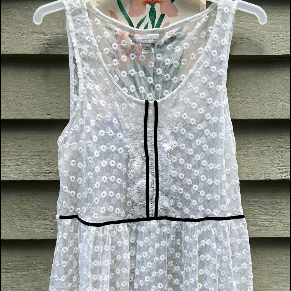 PRICE  DROP! NWOT Lauren Conrad Sheer Patterned size M tunic top w/black piping.